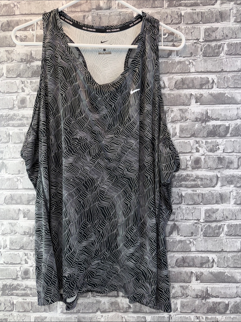 Nike Black & Whiteโ Abstract Wave Tank Top